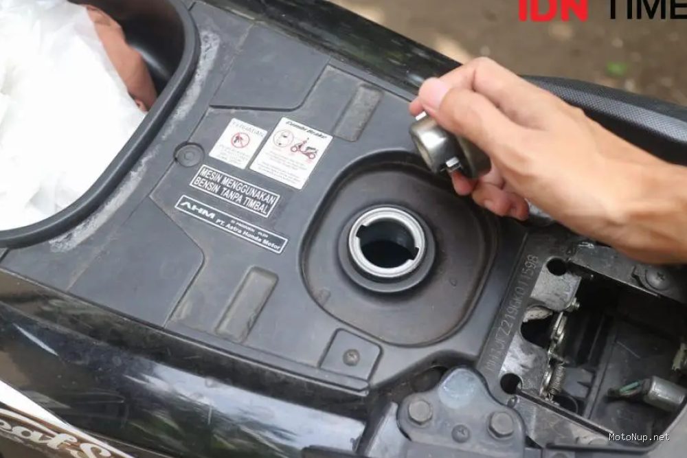 Photo by idntimes.com - Pentingnya Menguras Tangki Bensin Motor dari Endapan Air Hujan