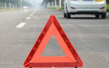 Pentingnya Segitiga Pengaman dan Rompi Darurat di Mobil