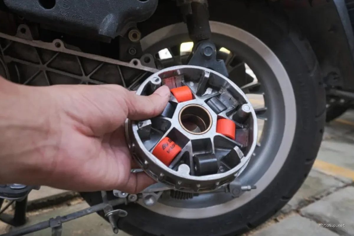 Cara Silang Roller Beda Ukuran di Beat Karbu Buat Tanjakan Curam
