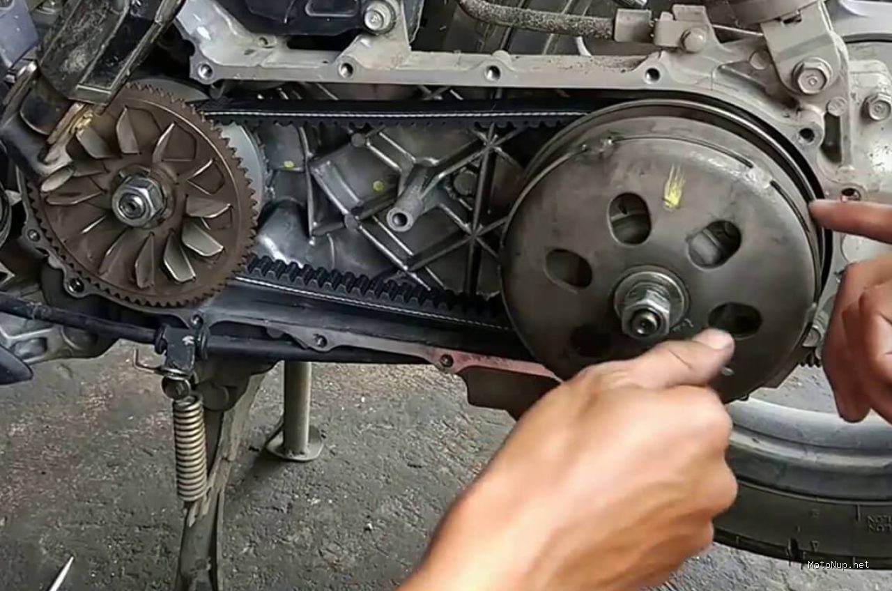 Penyebab Motor Matic Tertahan di Tanjakan Disertai Bau Sangit